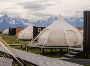 Riverside Camp: Primer glamping en Chile con madera plástica reciclada