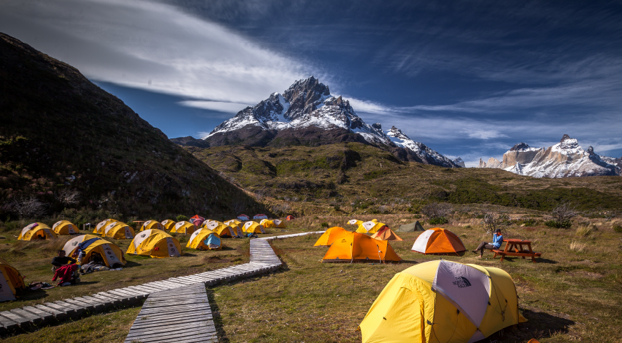 Día 1 - Traslado a Torres del Paine – Trekking al Mirador Las Torres y Campamento Japonés Día 1 - Traslado a Torres del Paine – Trekking al Mirador Las Torres y Campamento Japonés