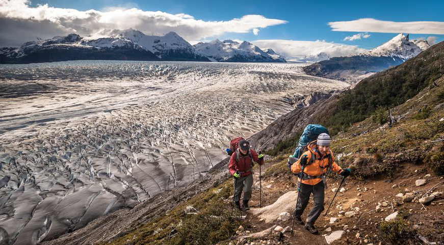 Día 1 - Traslado a Torres del Paine – Trekking al Mirador Las Torres y Campamento Japonés Día 1 - Traslado a Torres del Paine – Trekking al Mirador Las Torres y Campamento Japonés