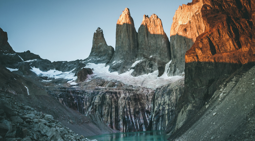 Día 1 - Traslado a Torres del Paine – Trekking al Mirador Las Torres y Campamento Japonés Día 1 - Traslado a Torres del Paine – Trekking al Mirador Las Torres y Campamento Japonés