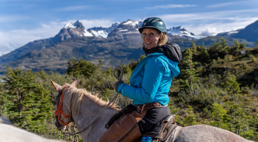 Día 1 - Navegación a Glaciares Balmaceda y Serrano - Cabalgata a Lago Brush Día 1 - Navegación a Glaciares Balmaceda y Serrano - Cabalgata a Lago Brush